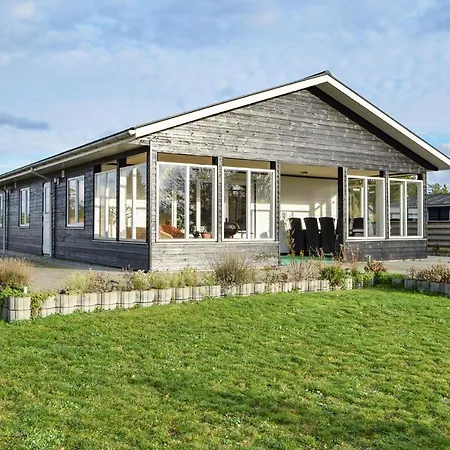Dom wakacyjny Three-bedroom Holiday In Juelsminde